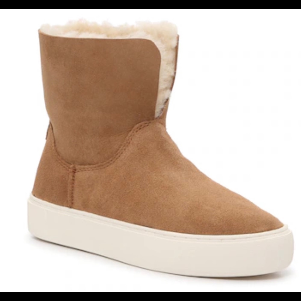 UGG®
Women's Lynus Pull On Booties